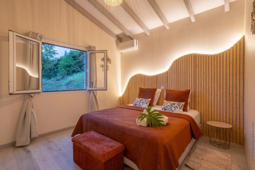 a bedroom with a bed and a window at La Villa de Solange - Canope in La Trinité