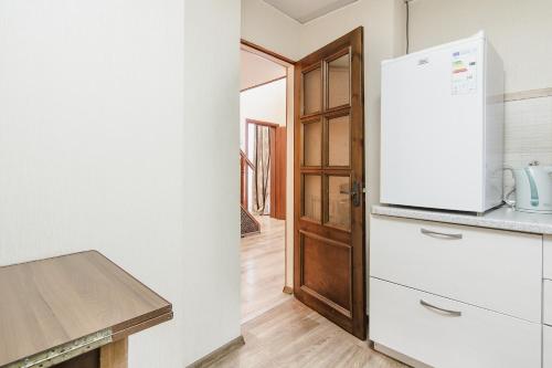 una cocina con refrigerador y encimera en Lanzheronovskaya street, en Odessa