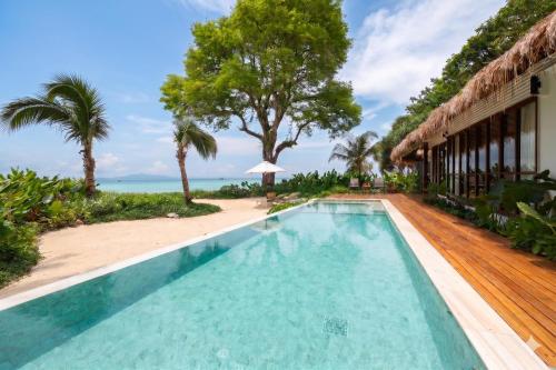 OUTRIGGER Phi Phi Island Resort — Photo of the whole room