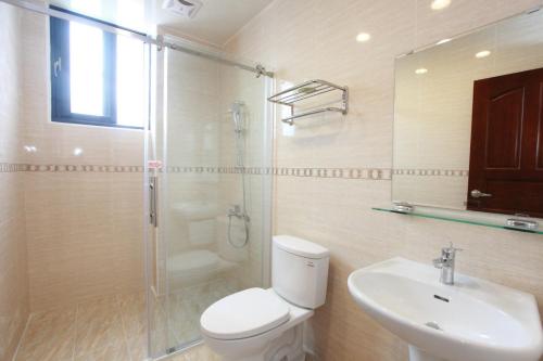 La salle de bains est pourvue de toilettes, d'un lavabo et d'une douche. dans l'établissement Yulibnb, à Yuli