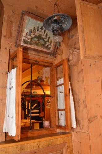 a room with a window in a wooden house at Hotel Albe in Rocca Pietore