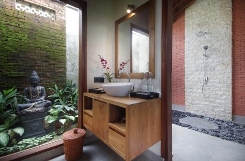 a bathroom with a sink and a shower at Pondok Kumpi ubud in Ubud