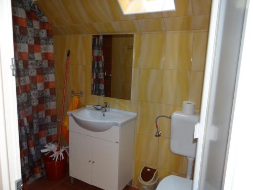 A bathroom at Marinica Apartman II.