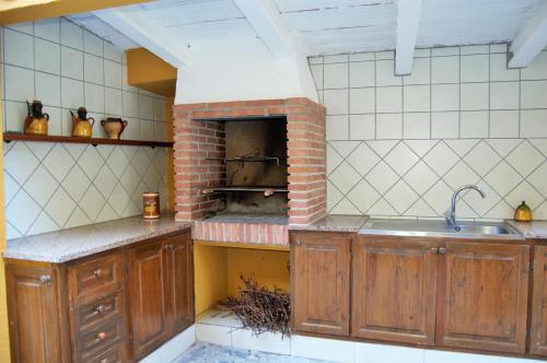 リョレート・デ・マルにあるVilla Dorisのキッチン(壁にレンガ造りのオーブン付)