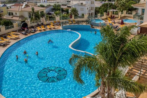 una vista aérea de una gran piscina con gente en ella en Grand Muthu Forte do Vale en Albufeira