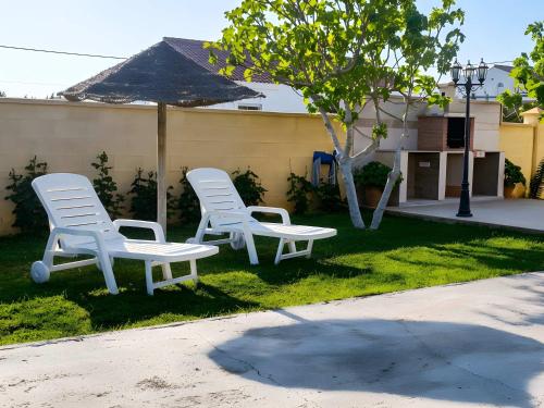 Casa con jardin privado y zona de barbacoa
