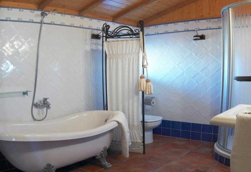 Un baño con bañera y WC. en Casa Rural Azaga Adults Only, en Ajo