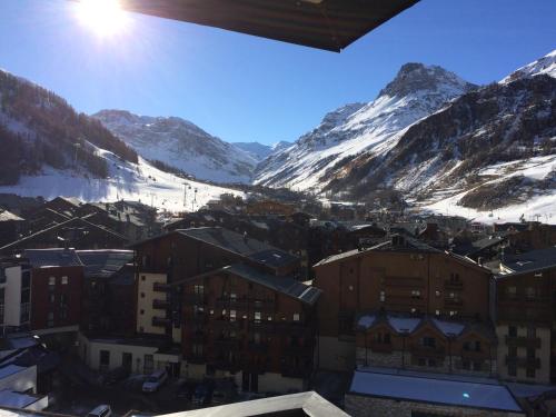a view of a town with snow covered mountains at Appartement vue 180° sur massif in Val dʼIsère
