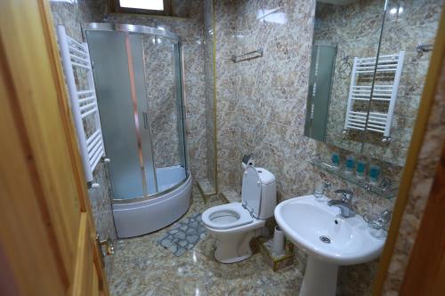 Et badeværelse på Guest House Goari