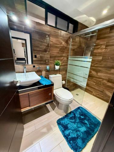 a bathroom with a toilet and a sink and a shower at Depa YAZI in Villahermosa
