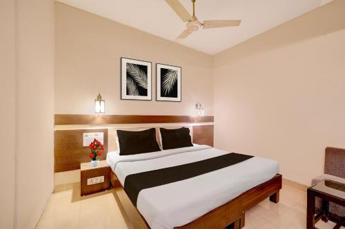 a bedroom with a large bed in a room at Townhouse Gandhi Medical College Bhopal Formerly Hotel Shagun in Bhopal