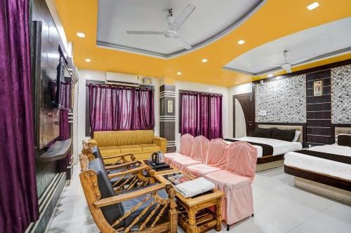 a living room with a couch and a bed at Townhouse Bihar Sharif Formerly Amulya Inn in Bihār Sharīf