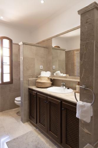 a bathroom with a sink and a mirror at La Manga Amarilla in Cartagena