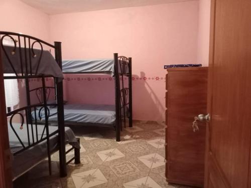 pokój z dwoma łóżkami piętrowymi w pokoju w obiekcie Mayumi weekend accommodation w mieście Cocoyoc