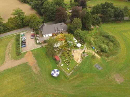 an aerial view of a house with a garden at Bredeneeker Gasthaus in Rastorf