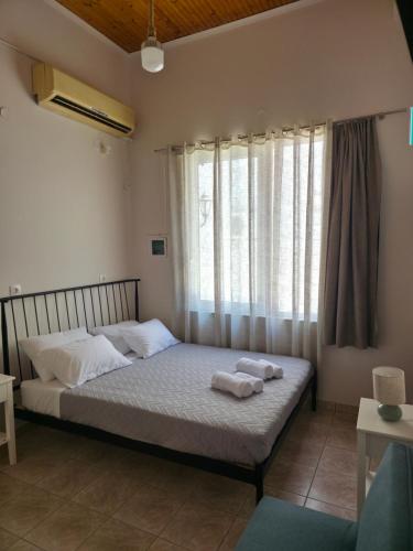 a bedroom with a bed with towels on it at The comfort 2 in Raches