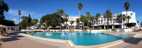 Bazén v ubytování Hotel Bel Azur Thalasso & Bungalows nebo v jeho okolí