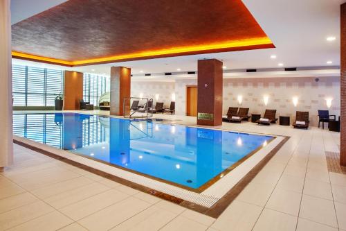 ein großes Schwimmbad in einer Hotellobby in der Unterkunft DoubleTree by Hilton Bratislava in Bratislava