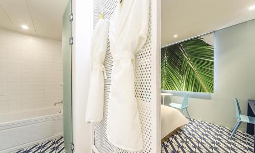a bathroom with a walk in shower and a toilet at Hotel Yeogiuhtte Chungjangro in Gwangju