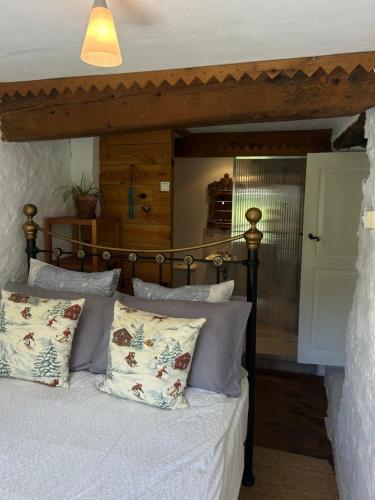 a bedroom with a bed with white sheets and pillows at Maison SItta in Montferrier