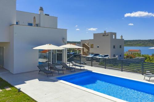 Villa Charlotta, sea view ,pool, near beach