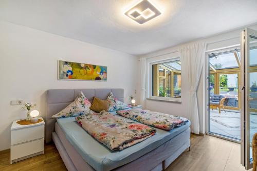 a bedroom with a bed and a window at Leicht in Münsingen