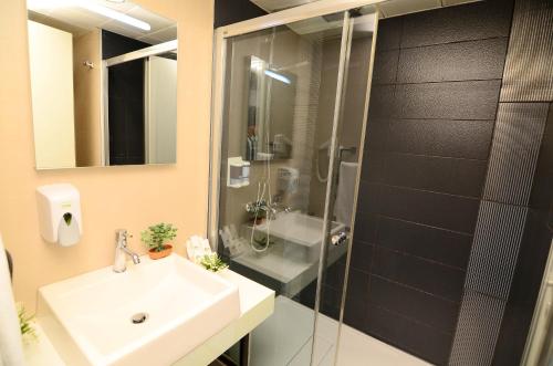 Bilik mandi di Tempo Hotel Caglayan