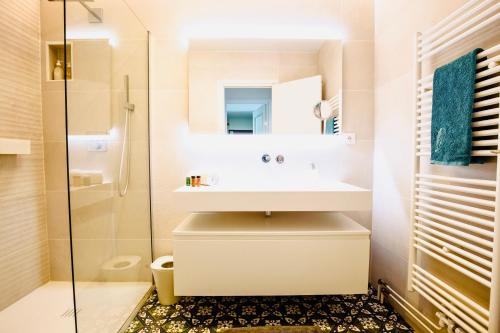 a bathroom with a sink and a shower at 2 ch, climatisé, parking, localisation premium in Lyon