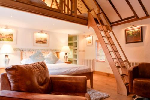 Un pat sau paturi într-o cameră la Swan House