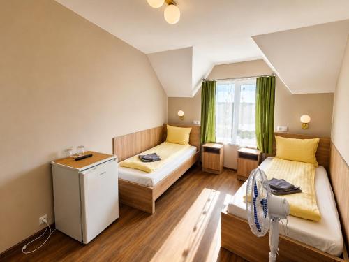 a small room with two beds and a window at Hotel Doina 1 Tășnad in Tăşnad