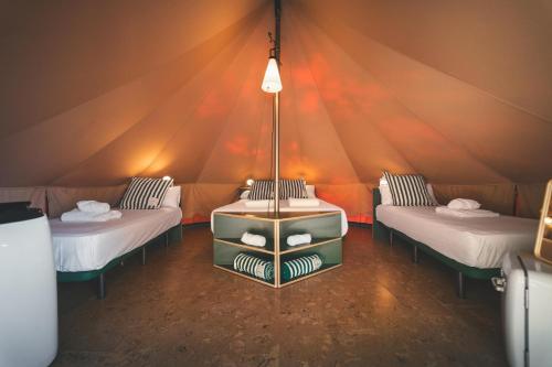 a room with two beds in a tent at HolaCamp Luarca in Luarca