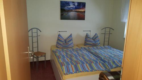 a bedroom with a bed with blue and yellow sheets at Ferienhaus Dönschten in Dippoldiswalde