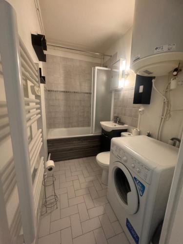 a bathroom with a washing machine and a toilet at Studio centre ville in Évreux