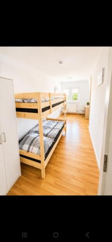 ein Zimmer mit zwei Etagenbetten und einem Holzboden in der Unterkunft Monteurdomizil in Ulm