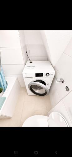 ein weißes Badezimmer mit Toilette und Waschbecken in der Unterkunft Monteurdomizil in Ulm