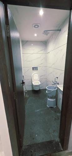 a bathroom with a toilet and a sink at Hotel Durga Palace in Ujjain