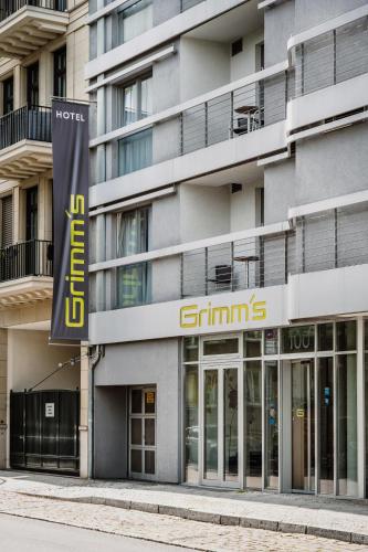 eine Fassade eines Gebäudes mit einem Gimps-Hotel in der Unterkunft Grimm's Berlin Mitte in Berlin