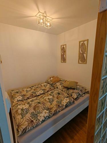 a bedroom with a bed in a room at Apartman JELENKO in Apatin
