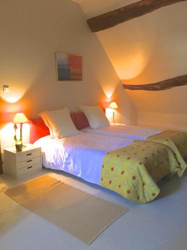 Una cama o camas en una habitación de Les maisons vigneronnes