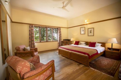 a hotel room with a bed and a couch at Sinna Dorai's Moulmein House in Vālpārai