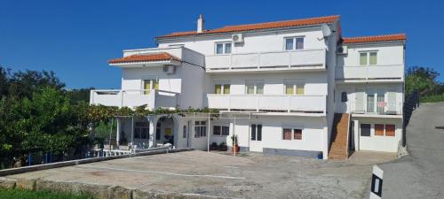 Pela apartmani