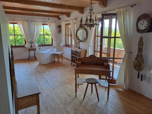 a bathroom with a tub and a sink and a bath tub at Kaffeehaus Blaslhöhe in Lam