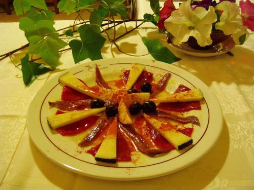 a plate of food with fruit on a table at La Casa del Filandón- HOTEL RURAL in Quintanilla de Somoza