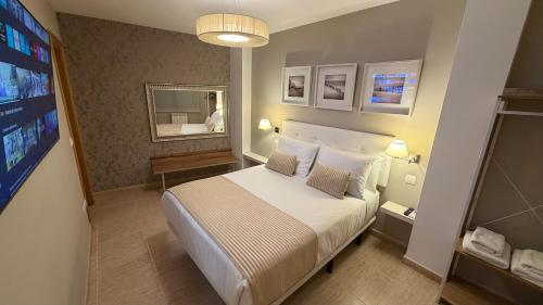 a hotel room with a bed and a tv at Piso Zentro Calatayud in Calatayud