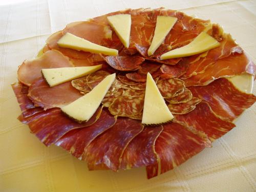 a grapefruit with slices of cheese on it at La Casa del Filandón- HOTEL RURAL in Quintanilla de Somoza