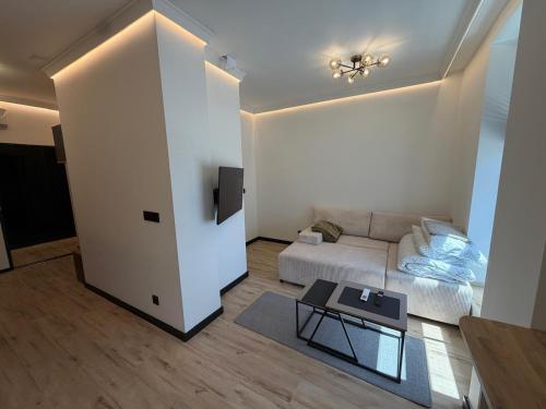 a living room with a couch and a table at Apartament Ania Nysa Centrum z bezpłatnym parkingiem in Nysa