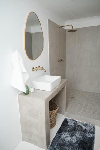 a bathroom with a sink and a mirror at Landskap in Robertson