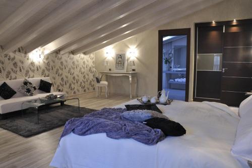 sypialnia z dużym białym łóżkiem i salonem w obiekcie Posada Dos Aguas w mieście Covaleda