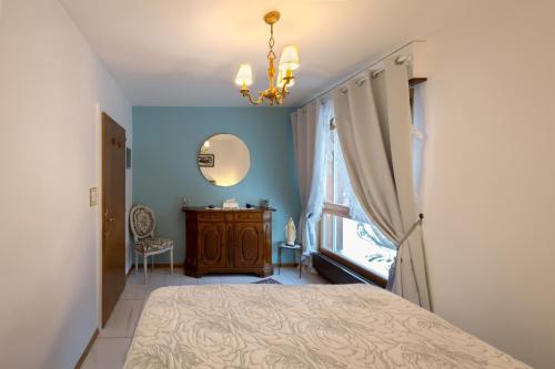 a bedroom with a bed and a window at Edelweiss in Charmey