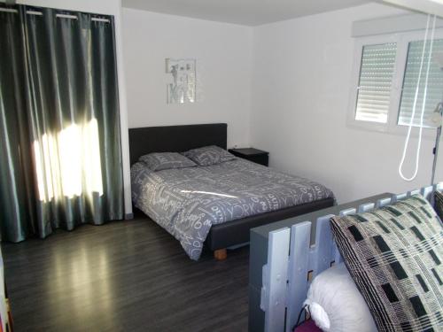 une chambre avec un lit et une fenêtre dans l'établissement Gite - Le chemin blanc, à Saint-Sornin